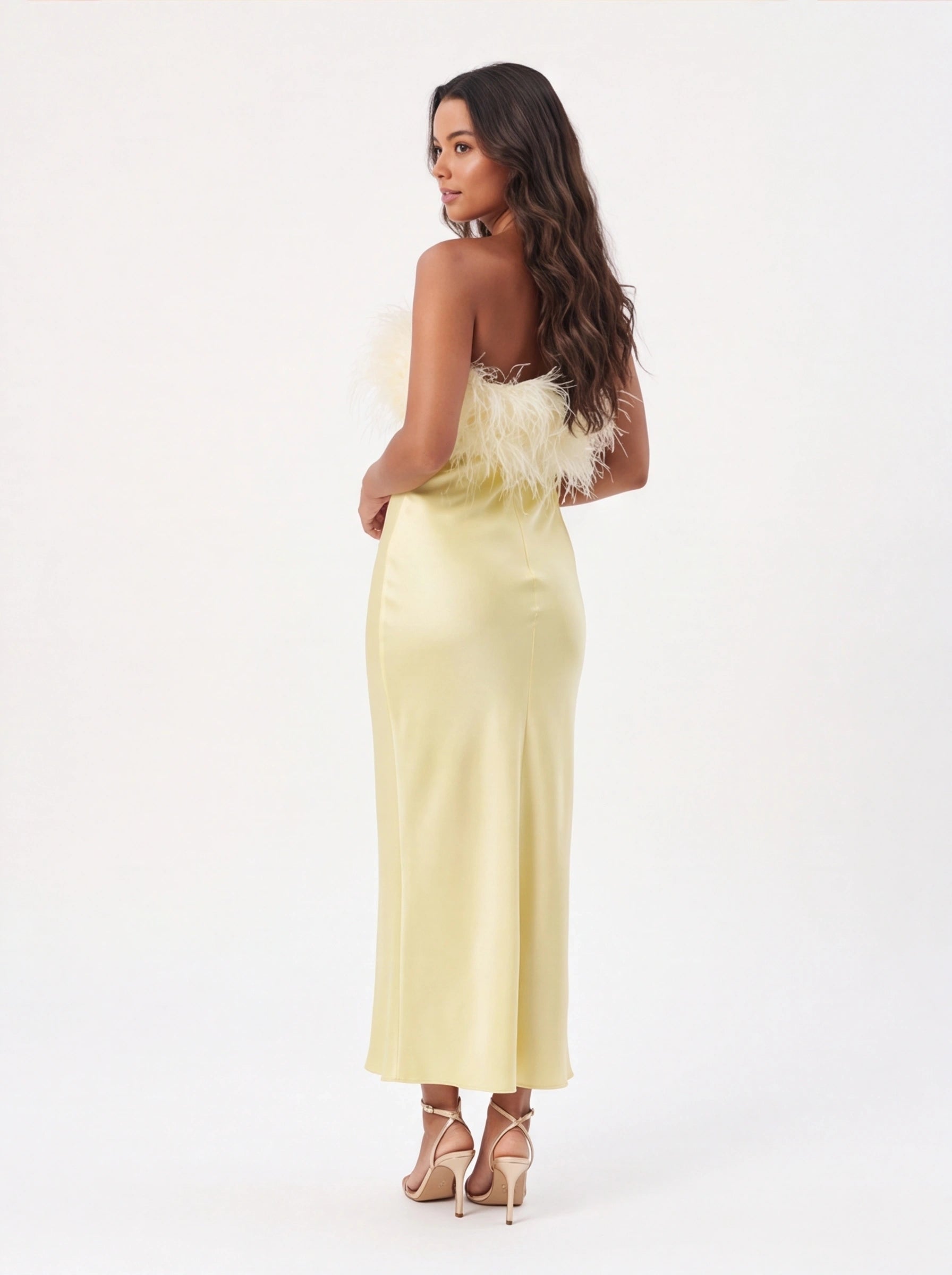 Robe de Soirée Longue à Plume Élégante