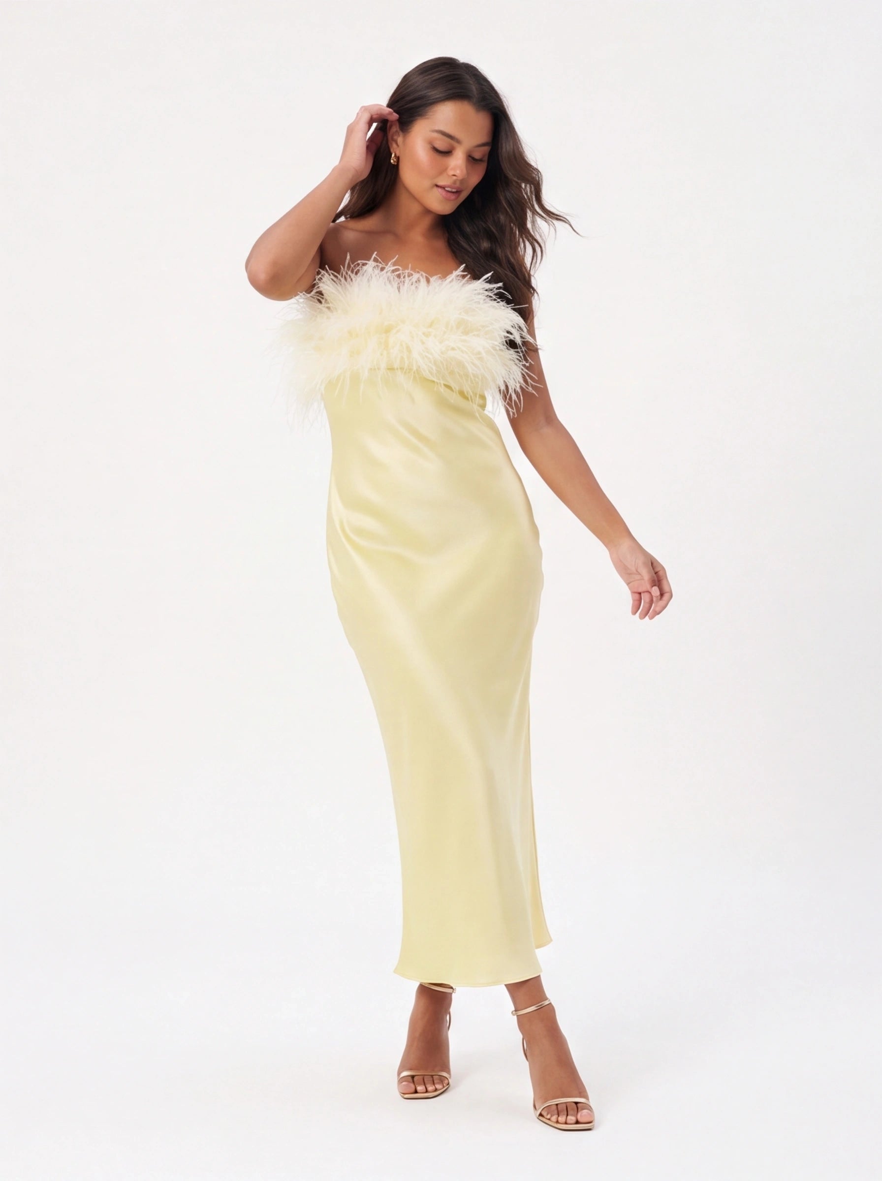 Robe de Soirée Longue à Plume Élégante